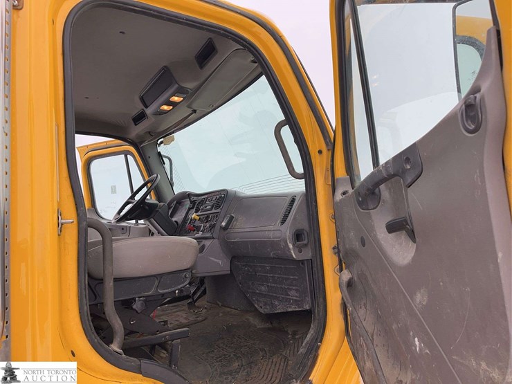 2016-freightliner-m2-106-image-23