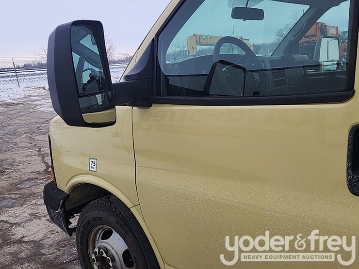 2015-gmc-savana-g4500-image-13