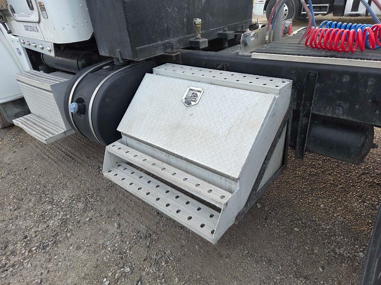 2013-peterbilt-388-image-11