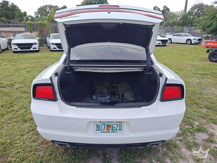 2013-dodge-charger-sedan-image-14