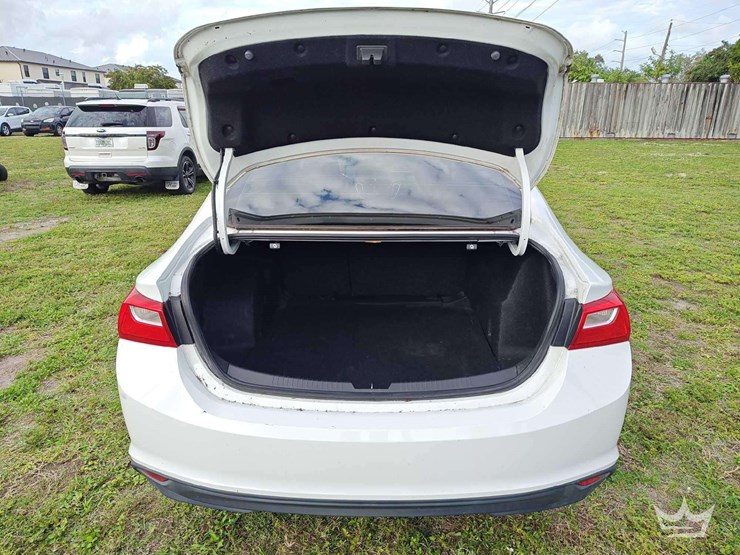 2017-chevrolet-malibu-sedan-image-30