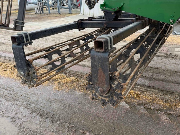 2013-john-deere-2623vt-image-16