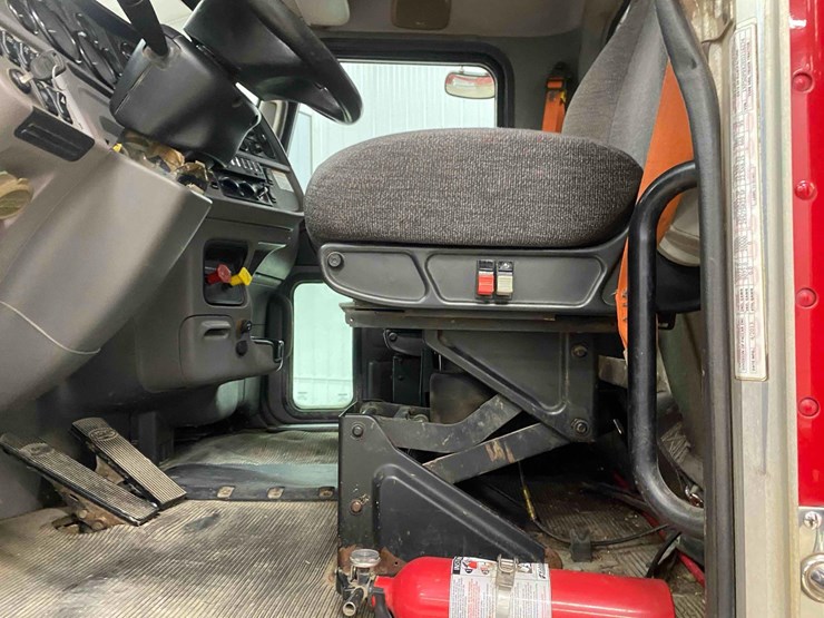 2014-peterbilt-365-image-58