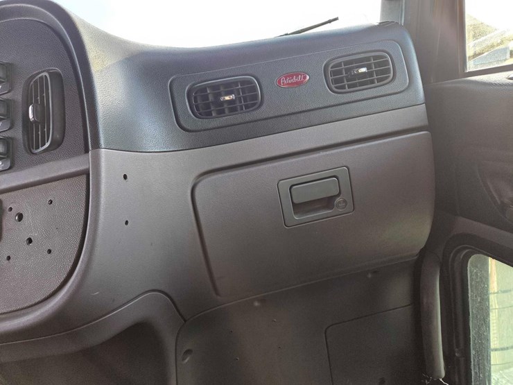 2013-peterbilt-388-image-74