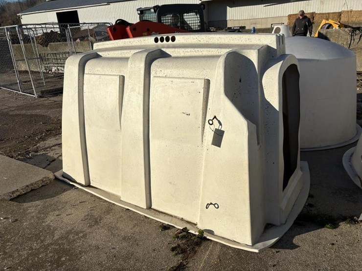 agri-master-calf-hutch-image-1