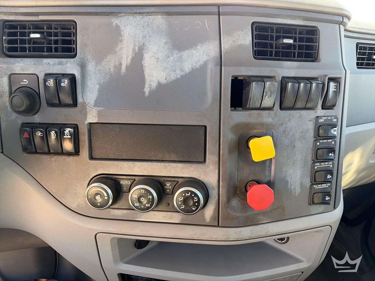 2013-peterbilt-567-image-17