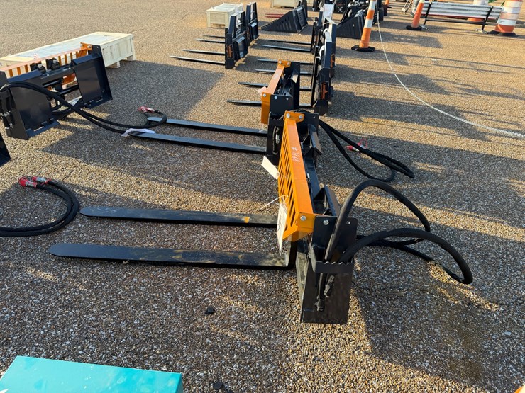 #7868-•-skid-steer-hydraulic-pallet-forks-image-2