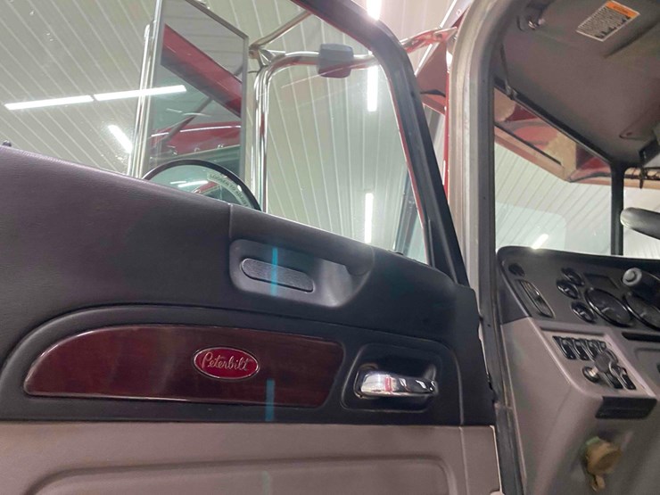 2014-peterbilt-365-image-61