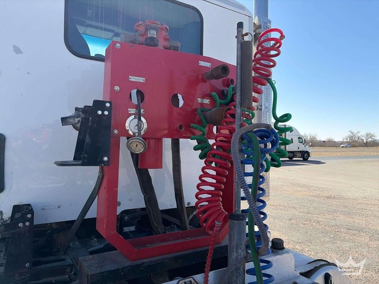 2015-peterbilt-567-image-22