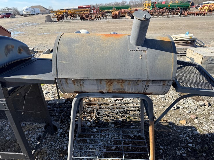 #28200-•-lot-of-(2)-grills-&-wrought-iron-fencing-decor-inv#-28200-image-6