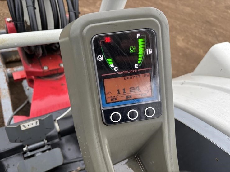 2021-takeuchi-tb240-image-32