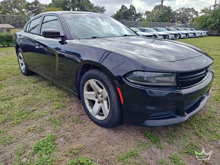 2015-dodge-charger-sedan-image-2