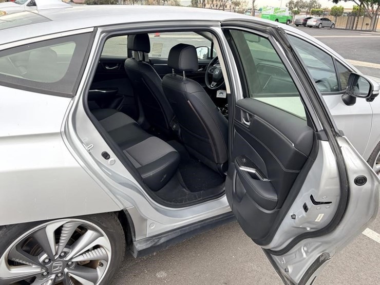 2019-honda-clarity-sedan-image-10