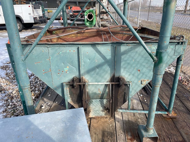 #2269-•-(2)-metal-hoppers-image-9