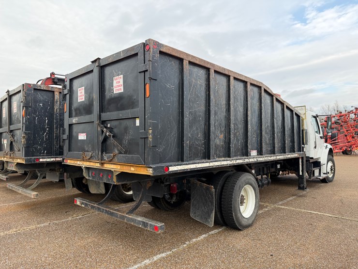 2016-freightliner-m2-106-image-7