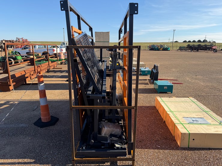 #7811-•-cattle-chute-with-scales-image-3