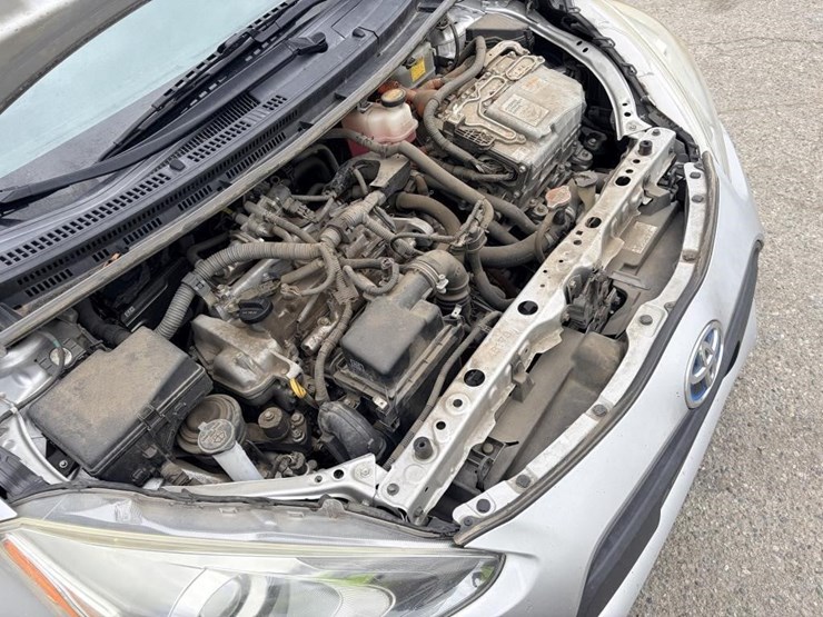 2015-toyota-prius-c-sedan-image-7