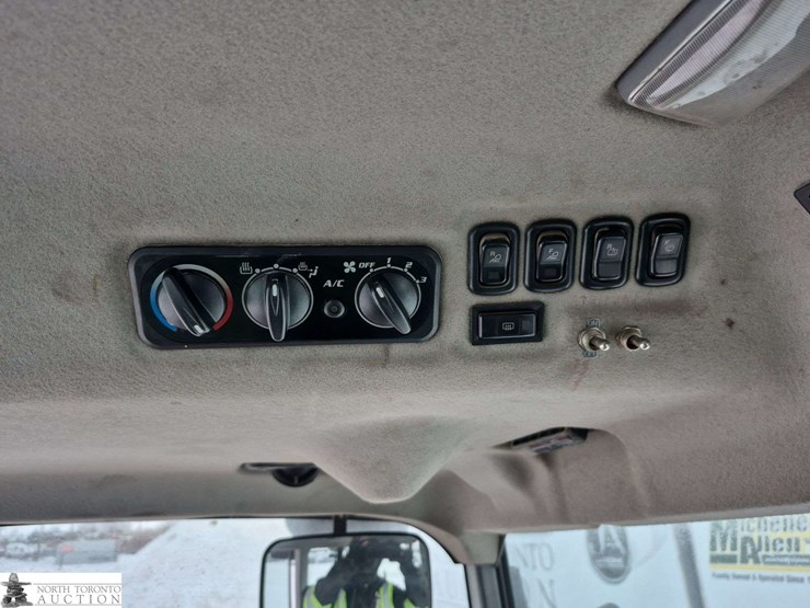 2010-kubota-l5250-d-tractor-image-32