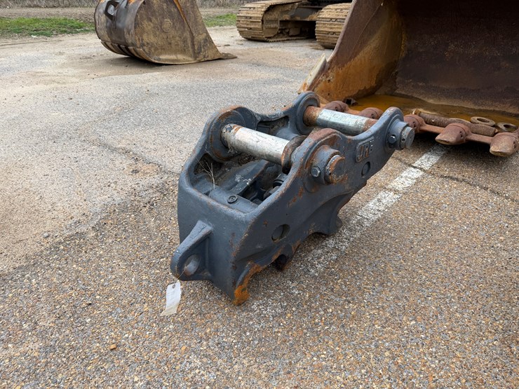 #7807-•-jkb-quick-coupler-for-excavator-bucket-image-3