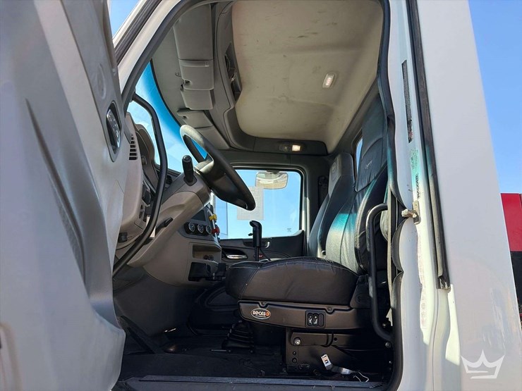 2015-peterbilt-567-image-12