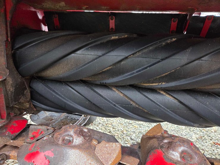 2020-new-holland-210-image-45