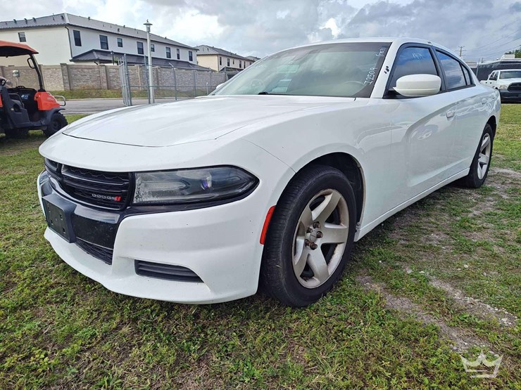 2017-dodge-charger-sedan-image-1