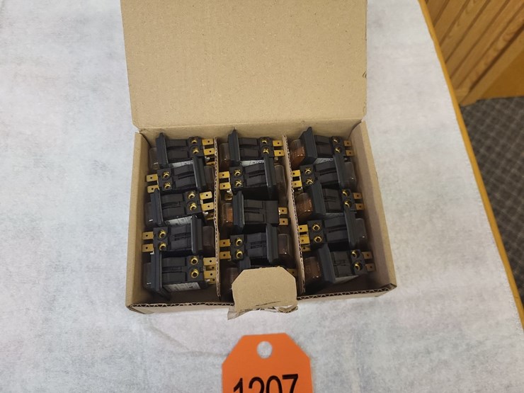 (15)-schurter-4-amp-240-volt-single-phase-breakers---tag-#1207-image-5