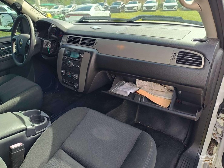 2012-chevrolet-tahoe-image-23