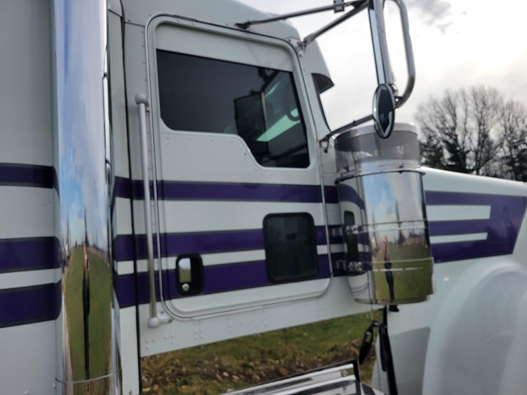 2012-kenworth-w900l-image-27