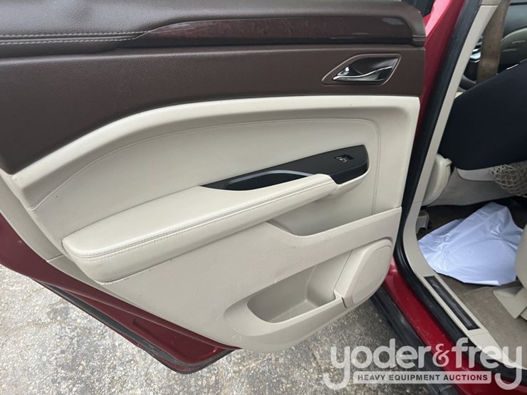 2014-cadillac-srx-image-30