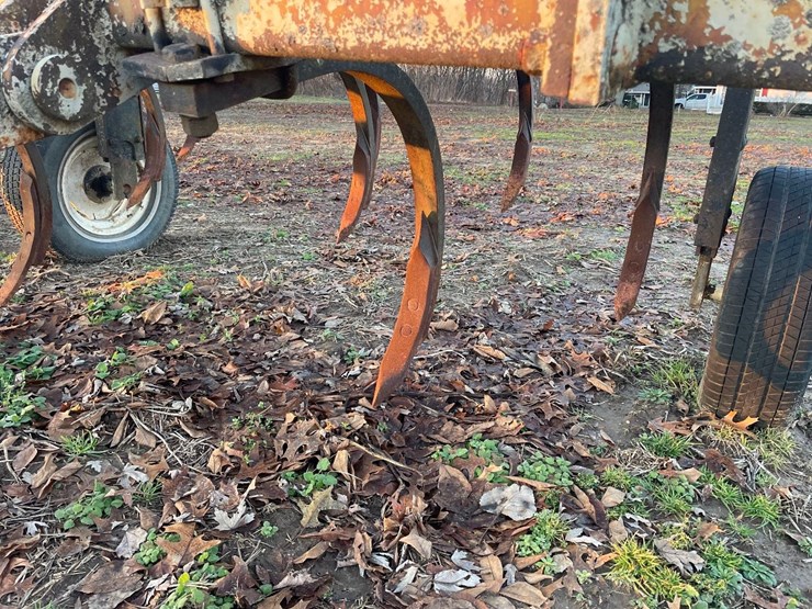 11-shank-pull-type-chisel-plow-image-4