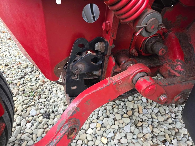 2020-new-holland-210-image-46