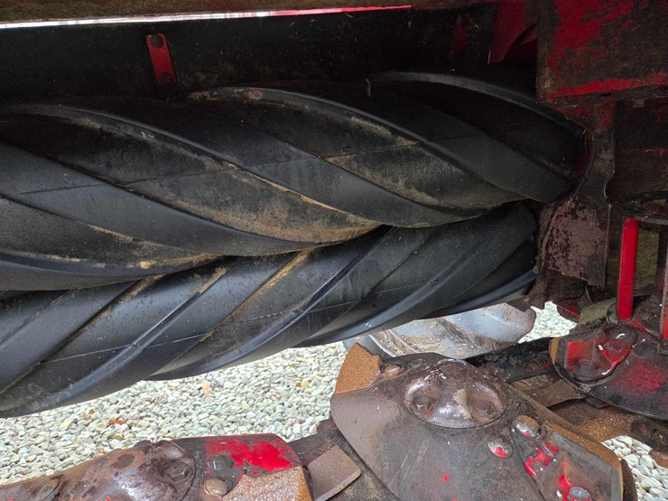 2020-new-holland-210-image-26