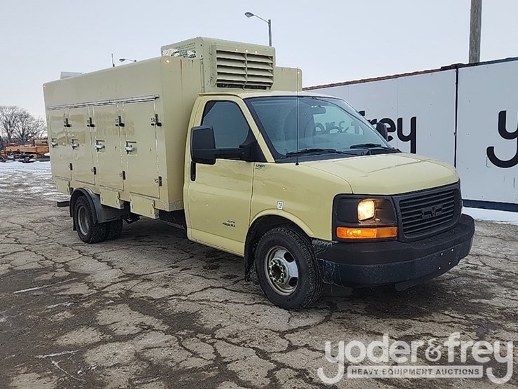 2015-gmc-savana-g4500-image-8