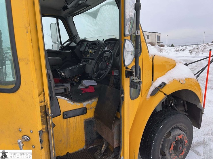 2018-freightliner-m2-106-image-24