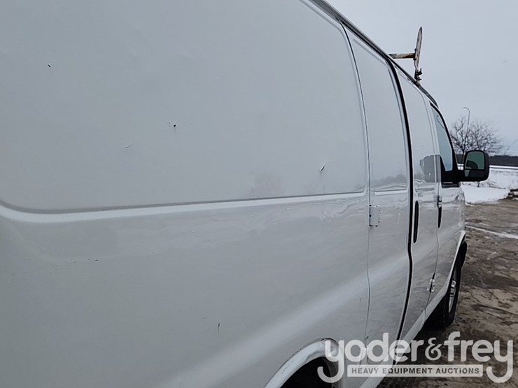 2011-gmc-savana-g2500-image-32