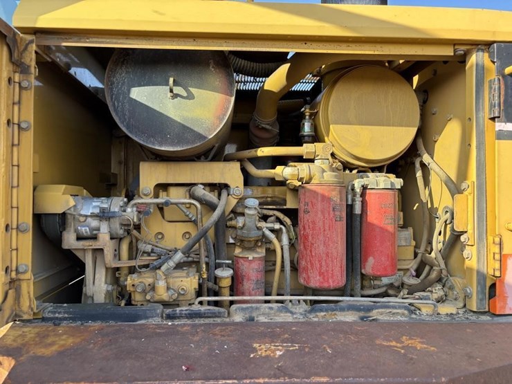 2005-caterpillar-143h-image-51