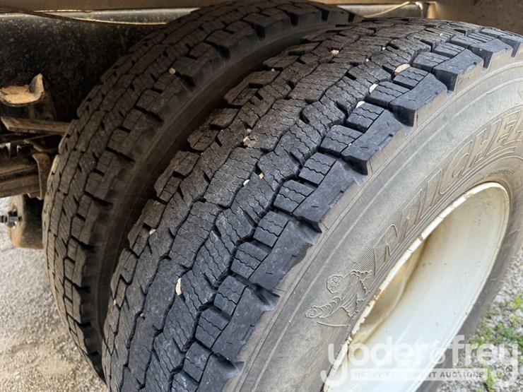 2004-freightliner-m2-106-image-4