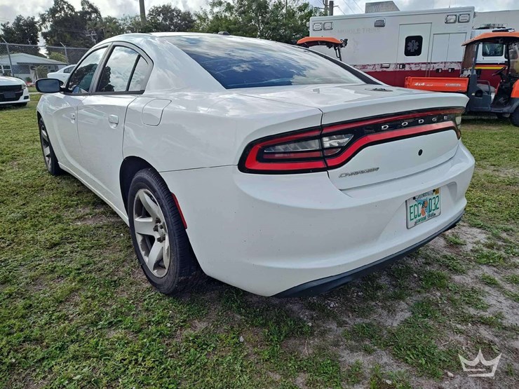 2015-dodge-charger-sedan-image-4