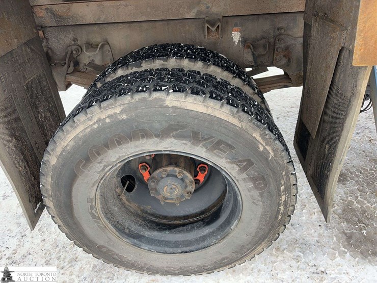 2011-freightliner-m2-106-image-10