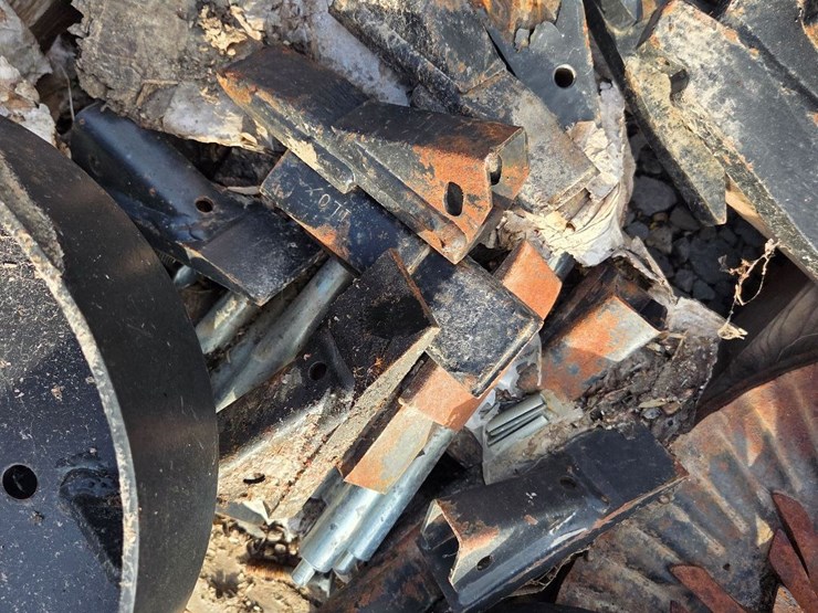 remlinger-strip-till-parts,-mostly-new-image-3