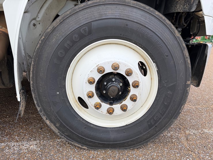 2016-freightliner-m2-106-image-15