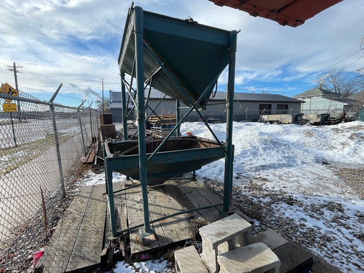 #2269-•-(2)-metal-hoppers-image-3