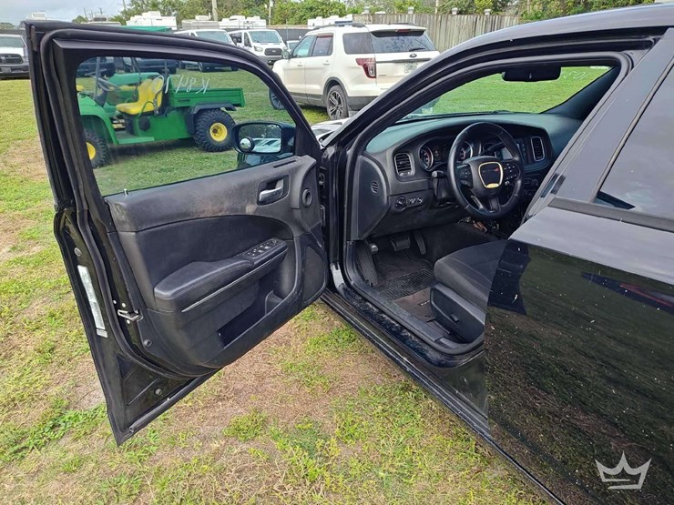 2015-dodge-charger-sedan-image-29