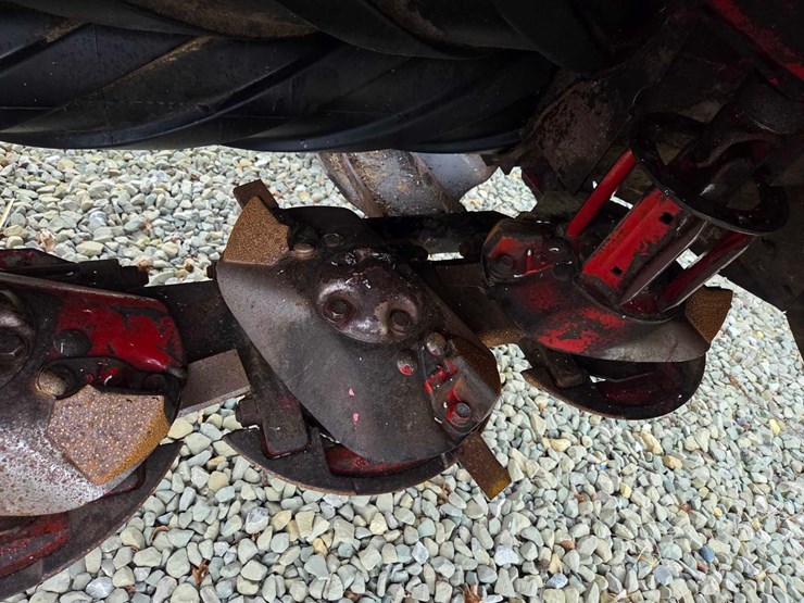 2020-new-holland-210-image-4