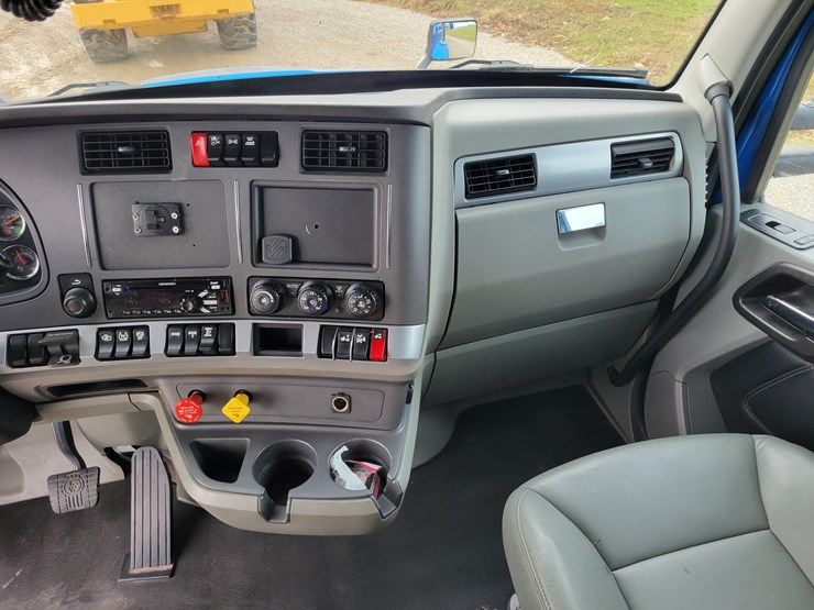 2020-kenworth-t680-image-33