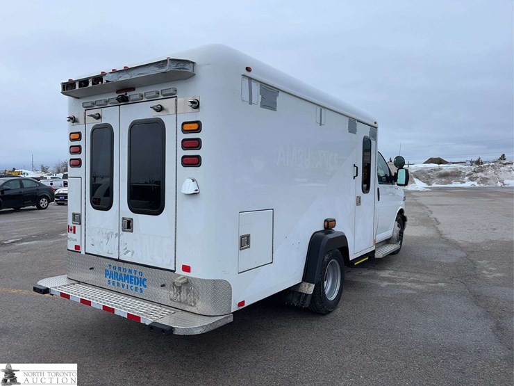 2017-chevrolet-express-s/a-ambulance-image-3