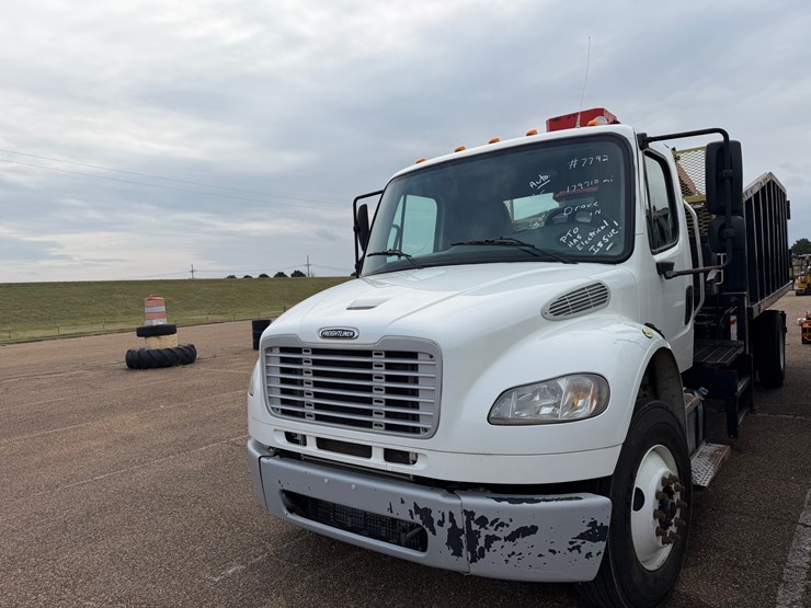 2016-freightliner-m2-106-image-3