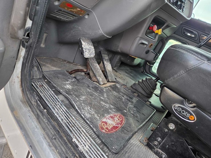 2013-peterbilt-388-image-71