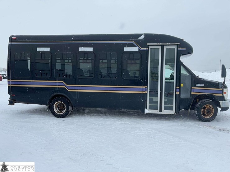 2009-ford-e-series-s/a-24-passenger-bus-image-8